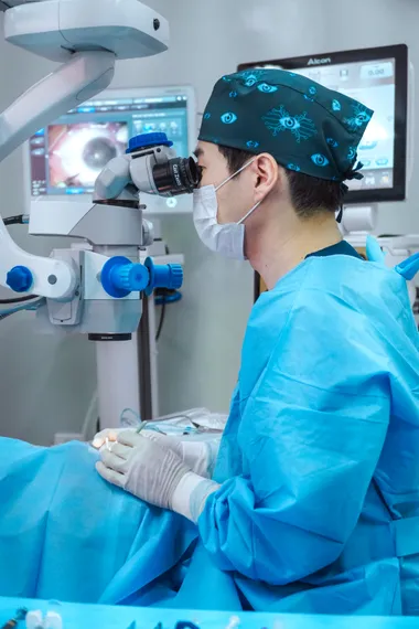 Dr. Hugo Araki no consultório, durante avaliação oftalmológica